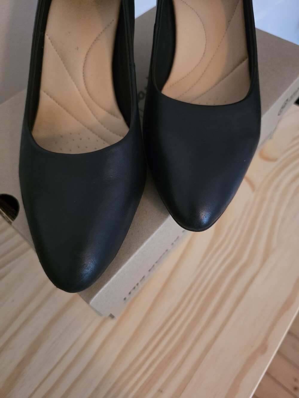 Clarks Pointed Toe Heels - Picture 3 of 7